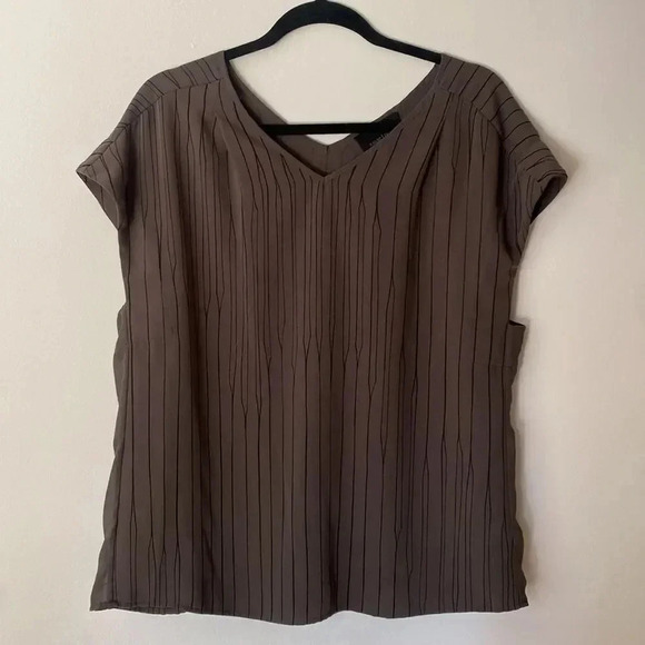 August 1 Eight Striped Cap Sleeve V Neck Blouse Gray Black Size XL - Picture 9 of 11